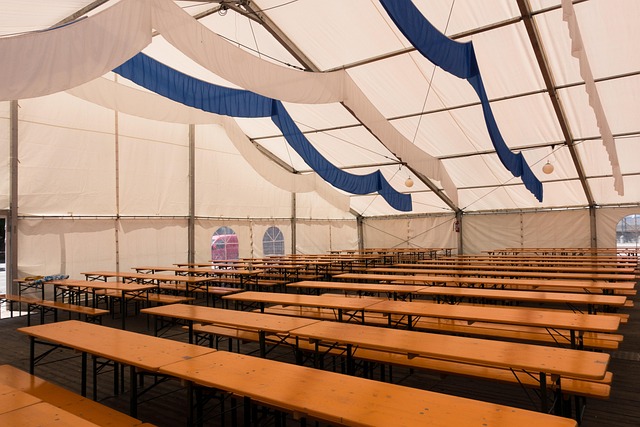 uvnitř velkého party stanu