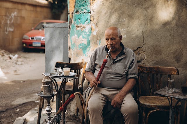 kuřák vodní dýmky